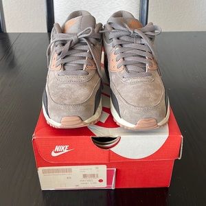 Women’s Nike air max 90 iron/metallic bronz size 7